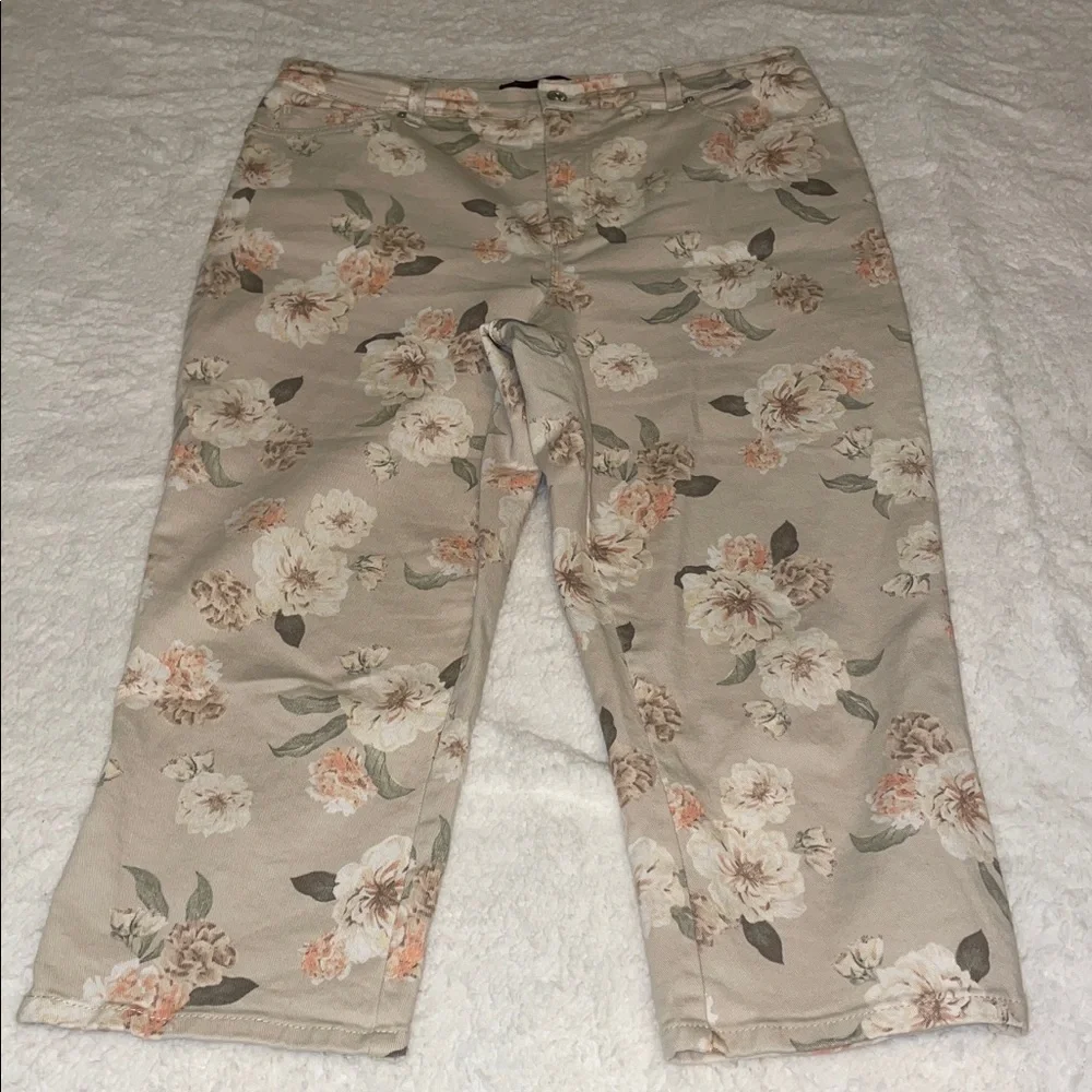 Gloria Vanderbilt Beige Floral Women's Capris. Size 14. - Picture 2 of 10